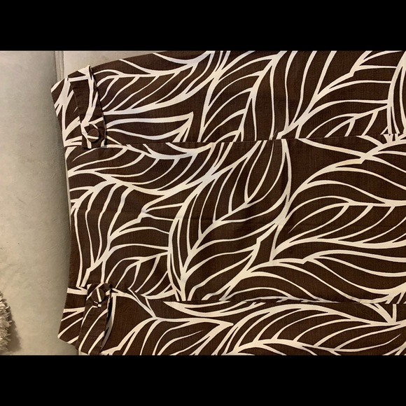 Brown knee length skirt with leaf patterns. - Picture 4 of 4